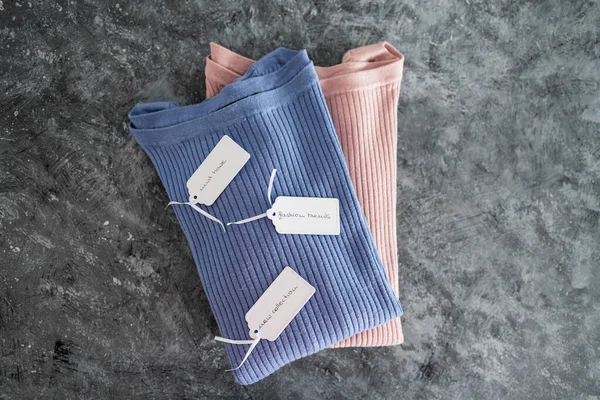 Alışveriş ve pazarlama kavramı, Yeni Koleksiyon Moda Eğilimleri ve Fiyat etiketleri üzerine metinleri olan alternatif renklerde örgü örenler