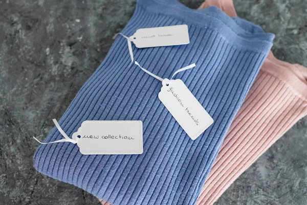 Alışveriş ve pazarlama kavramı, Yeni Koleksiyon Moda Eğilimleri ve Fiyat etiketleri üzerine metinleri olan alternatif renklerde örgü örenler