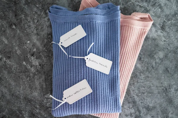 Alışveriş ve pazarlama kavramı, Yeni Koleksiyon Moda Eğilimleri ve Fiyat etiketleri üzerine metinleri olan alternatif renklerde örgü örenler