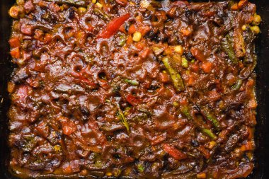 sağlıklı bitkisel yemek tarifleri konsepti, vejetaryen mercimek ve fırında kızartılmış sebze güveci.