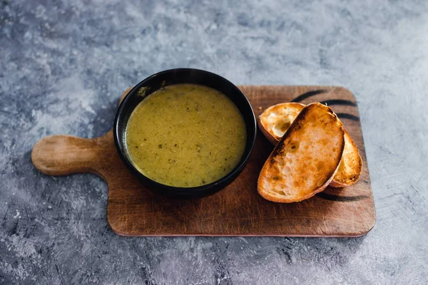 Gezonde Plantaardige Recepten Concept Veganistische Pesto Courgettesoep Met Geroosterd Brood — Stockfoto