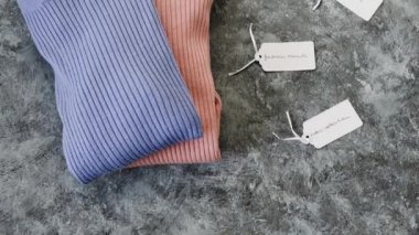 Alışveriş konsepti, örgü kazakları, alternatif renklerde Yeni Koleksiyon Moda Eğilimleri ve fiyat etiketleri ve kamera eğimleriyle ilgili metinler olmalı