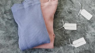 Alışveriş konsepti, örgü kazakları ve alternatif renklerde Yeni Koleksiyon Moda Eğilimleri ve Fiyat etiketleri ve kamera panelleri üzerine metinler olmalı