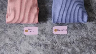 Alışveriş kavramı, örgü kazakları alternatif renklerde moda eğilimleri fiyat etiketi metniyle