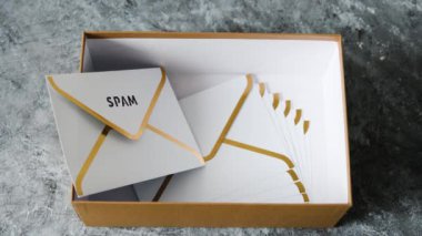 Gelen kutusu organizasyonu, gelen posta kutusu metaforu içindeki zarflar grubu ve konserve jambonu kaldıran eller