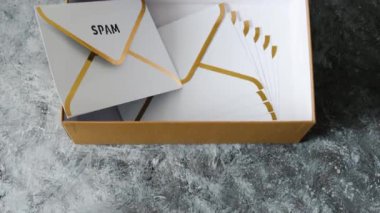 Gelen kutusu organizasyonu, e-posta kutusu metaforu içindeki zarflar grubu ve bazıları spam içeriği ve kamera eğimi olarak işaretlenmiş