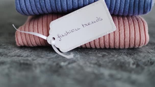 Shopping Konzept Strickpullover Alternativen Farben Mit Fashion Trends Text Auf — Stockvideo
