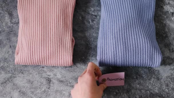 Concept Achat Pulls Tricot Dans Des Couleurs Alternatives Avec Les — Video