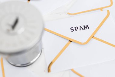 Gelen kutusu düzenleme ve temizleme kavramı, diğer e- postalarla çevrili çöp kutusu zarfları