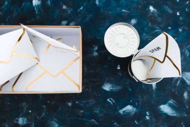 Gelen kutusu düzenleme ve temizleme kavramı, çöp tenekesi ile spam e-posta zarfları ve gelen kutusu metaforu ile birlikte kutu