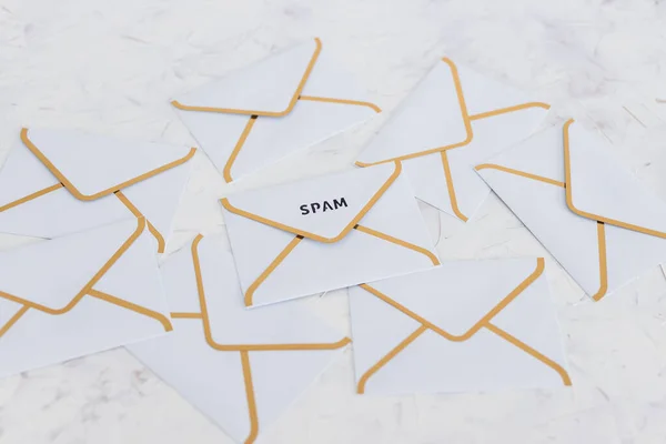 Konzept Der Posteingangsorganisation Und Bereinigung Spam Mail Umschläge Umgeben Von — Stockfoto