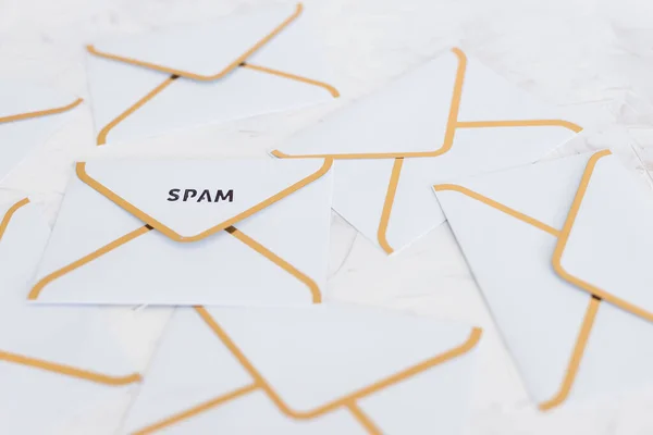 Koncepce Organizace Pošty Úklidu Spam Mailových Obálek Obklopených Dalšími Maily — Stock fotografie