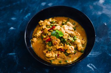 sağlıklı bitkisel yemek tarifleri konsepti, vegan körili kızartma ve ızgara tofu parçaları.