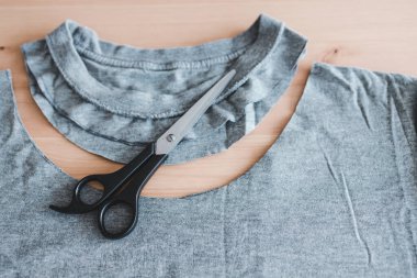 moda diy ve yükselen eski kıyafet konsepti, yeni bir yaka çizgisini kesmek için makaslı tişört 