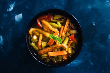 Sağlıklı bitkisel yemek tarifleri konsepti, vejetaryen karıştırılmış sebzeli makarna, marine edilmiş tofu.