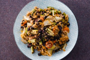 sağlıklı bitkisel yemek tarifleri konsepti, siyah fasulyeli sebze güveci ve kuzen.