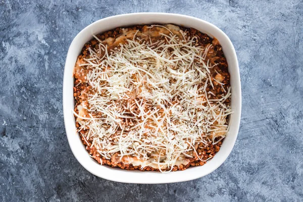sağlıklı bitkisel yemek tarifleri konsepti, vegan mercimek ragu lazanyası sütsüz beyaz sos ve parmesan soslu