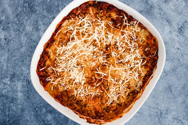 sağlıklı bitkisel yemek tarifleri konsepti, vegan mercimek ragu lazanyası sütsüz beyaz sos ve parmesan soslu