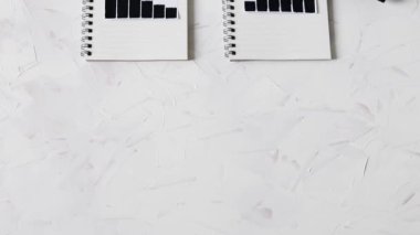 İstatistik kavramı, not defterlerindeki pozitif ve negatif eğilimler, büyüteç ve kamera eğimleriyle yan yana