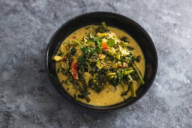 sağlıklı bitkisel yemek tarifleri konsepti, ıspanaklı brokolili vegan yeşil köri ve kızarmış sebze.