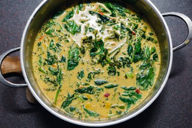 Sağlıklı bitkisel yemek tarifleri konsepti, ıspanaklı brokolili vegan yeşil köri ve tavada kızarmış sebze.