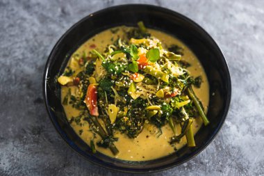 sağlıklı bitkisel yemek tarifleri konsepti, ıspanaklı brokolili vegan yeşil köri ve kızarmış sebze.