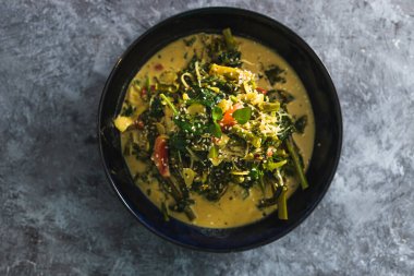 sağlıklı bitkisel yemek tarifleri konsepti, ıspanaklı brokolili vegan yeşil köri ve kızarmış sebze.