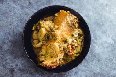 sağlıklı bitkisel yemek tarifleri konsepti, vejetaryen kavrulmuş tereyağlı kabak dilimi yeşil körili sebze yahnisi.