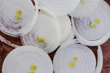 Basit gıda malzemeleri konsepti, taze soğan kesim tahtasındaki halkalara kesilmiş.