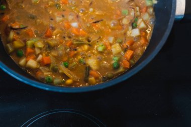 sağlıklı bitkisel yemek tarifleri konsepti, sebzeli vegan güveç pirinç ve kajun baharatları