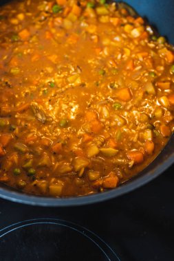 sağlıklı bitkisel yemek tarifleri konsepti, sebzeli vegan güveç pirinç ve kajun baharatları