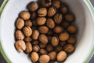 Basit gıda malzemeleri konsepti, mutfak tezgahında bir kase ceviz.