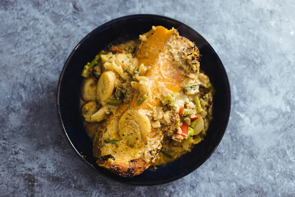 sağlıklı bitkisel yemek tarifleri konsepti, vejetaryen kavrulmuş tereyağlı kabak dilimi yeşil körili sebze yahnisi.