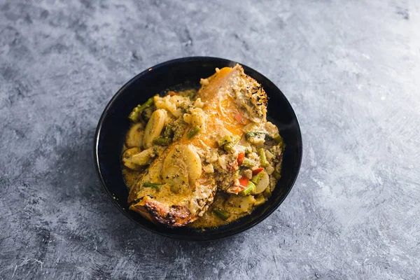 sağlıklı bitkisel yemek tarifleri konsepti, vejetaryen kavrulmuş tereyağlı kabak dilimi yeşil körili sebze yahnisi.