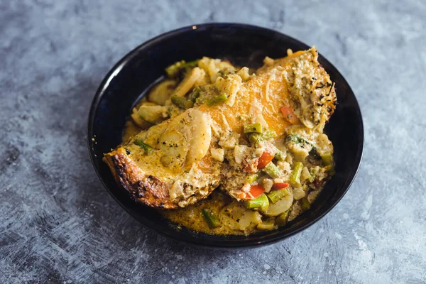 sağlıklı bitkisel yemek tarifleri konsepti, vejetaryen kavrulmuş tereyağlı kabak dilimi yeşil körili sebze yahnisi.