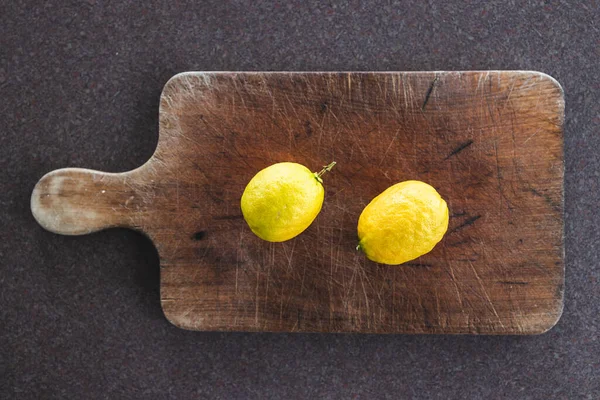 Simple Food Ingredients Concept Couple Fresh Lemons Cutting Board Kitchen — Stock Photo, Image