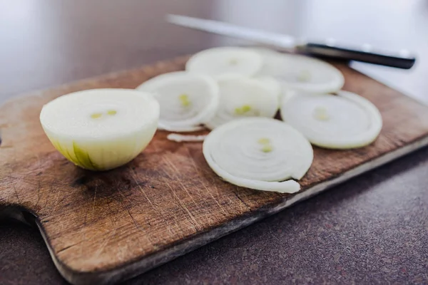 Basit gıda malzemeleri konsepti, taze soğan kesim tahtasındaki halkalara kesilmiş.
