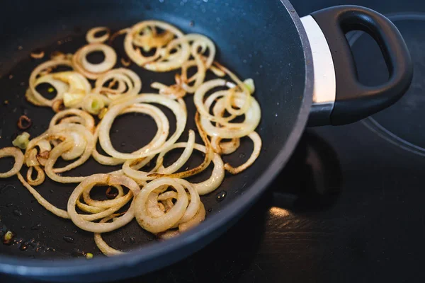 Conceito Ingredientes Alimentares Simples Cebolas Caramelizadas Frescas Cortadas Anéis Panela — Fotografia de Stock