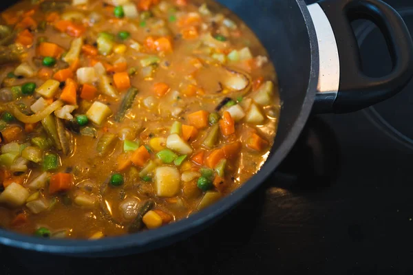 sağlıklı bitkisel yemek tarifleri konsepti, sebzeli vegan güveç pirinç ve kajun baharatları