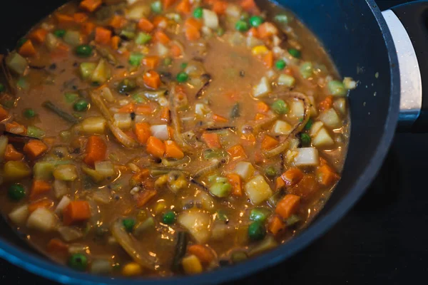 sağlıklı bitkisel yemek tarifleri konsepti, sebzeli vegan güveç pirinç ve kajun baharatları