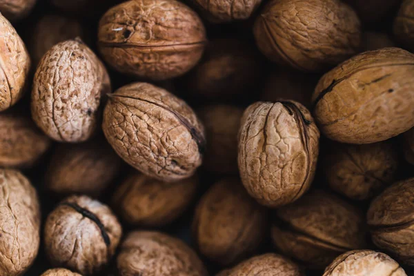 Basit gıda malzemeleri konsepti, mutfak tezgahında bir kase ceviz.