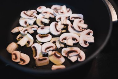 Basit gıda malzemeleri konsepti, tavada sotelenen mantarlar.