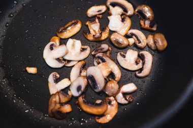 Basit gıda malzemeleri konsepti, tavada sotelenen mantarlar.