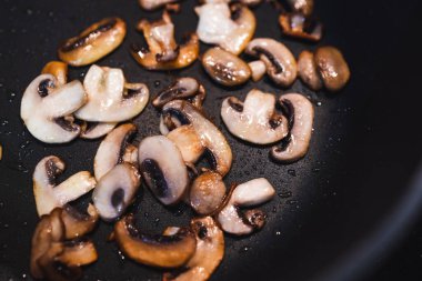 Basit gıda malzemeleri konsepti, tavada sotelenen mantarlar.