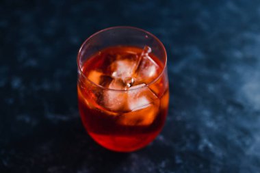 Yaz içkileri ve alkollü içecekler, arka planda buzlu ferahlatıcı kırmızı sprey kokteyli.