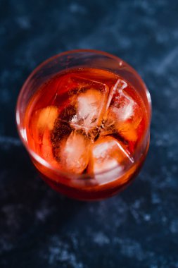 Yaz içkileri ve alkollü içecekler, arka planda buzlu ferahlatıcı kırmızı sprey kokteyli.