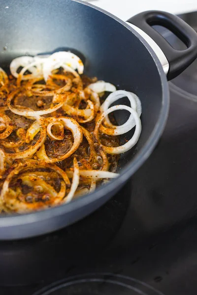 Basit gıda malzemeleri konsepti, köri ve baharatlı karamelize soğan halkaları.
