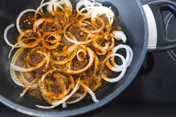 Basit gıda malzemeleri konsepti, köri ve baharatlı karamelize soğan halkaları.