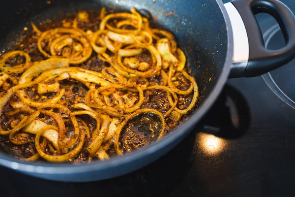 Enkla Ingredienser Koncept Karamelliserade Lökringar Med Curry Och Kryddor — Stockfoto