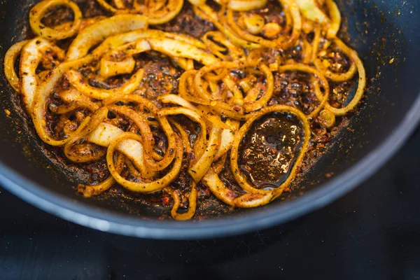 Enkla Ingredienser Koncept Karamelliserade Lökringar Med Curry Och Kryddor — Stockfoto